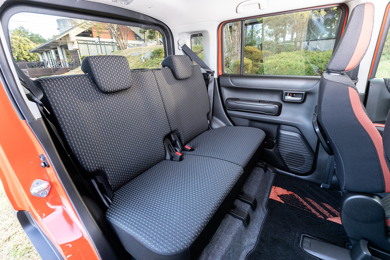 リアシートは50:50分割可倒式。それぞれ独立してスライド、リクライニングが可能