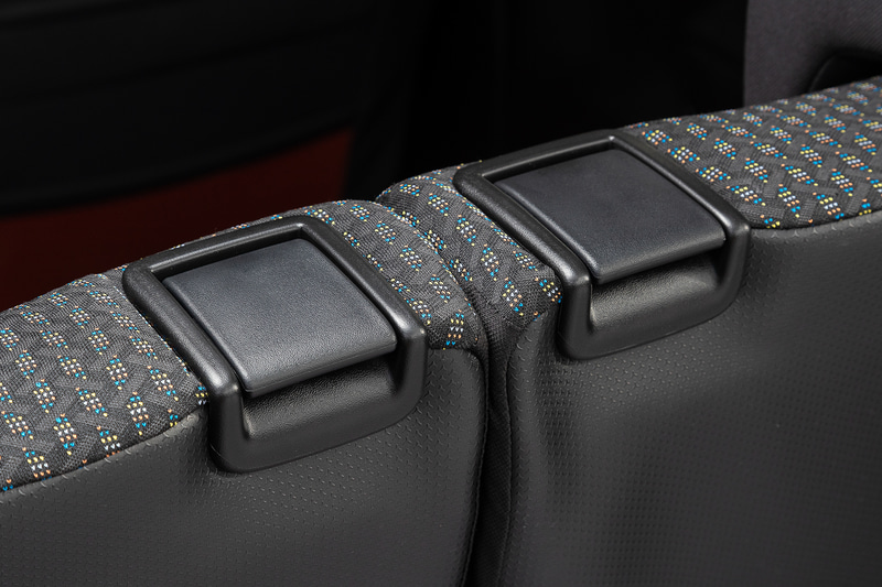 シート上部にリクライニングと前倒し用のレバー