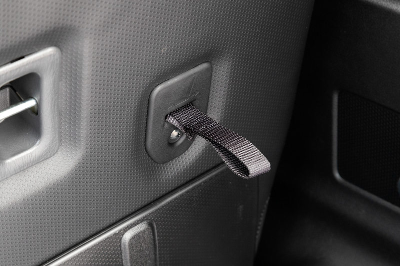 シートスライド用のベルトがリア側にも用意されているためアレンジがカンタンに行なえる