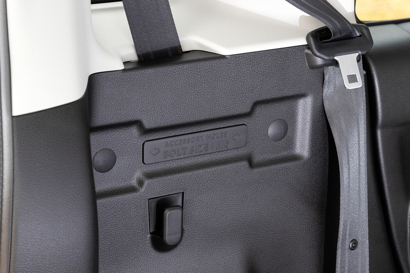 ラゲッジ左側にはユーティリティナットとフックを装備。ユーティリティナットはリアドア近くにもひとつ用意され片側3か所に設定される