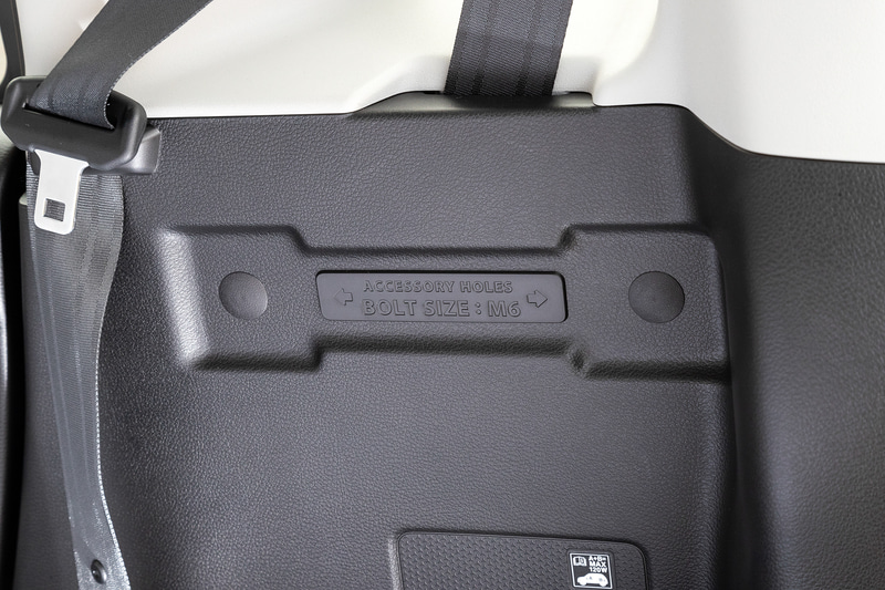 ラゲッジ右側にはユーティリティナットとDC12Vソケットを装備