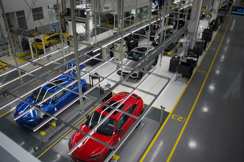ランボルギーニ本社工場の生産ラインを見学