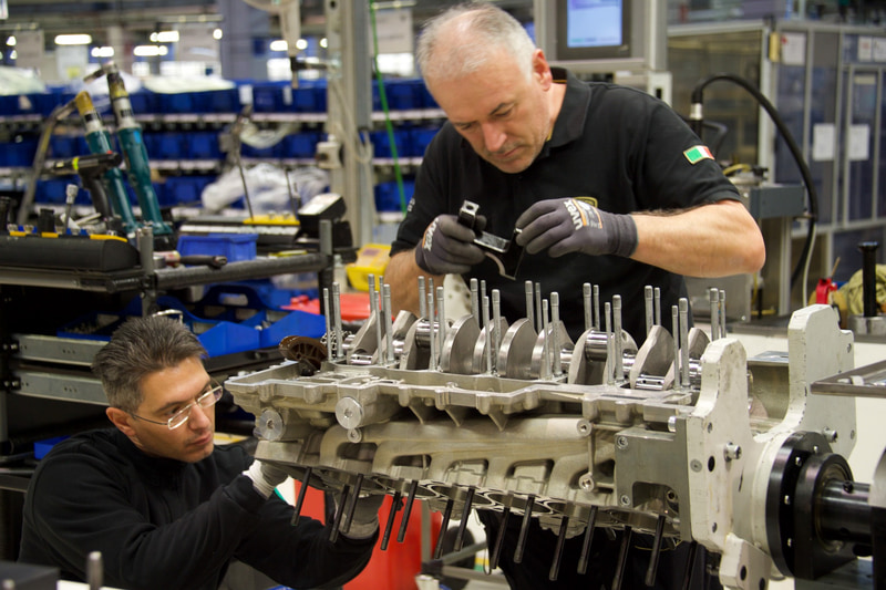 新人と先輩がペアを組み、技能の習得をしながら作業を進めていく