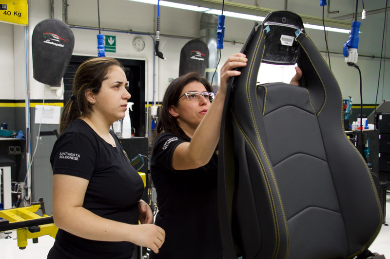 新人と先輩がペアを組み、技能の習得をしながら作業を進めていく