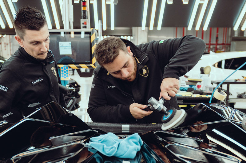 新人と先輩がペアを組み、技能の習得をしながら作業を進めていく