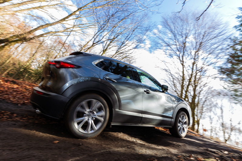 10月に発売したCX-30（マシーングレープレミアムメタリック）のグレードは「XD PROACTIVE Touring Selection」（4WD）で、価格は330万円。装着タイヤはTOYO TIRE「PROXES R56」（215/55R18）