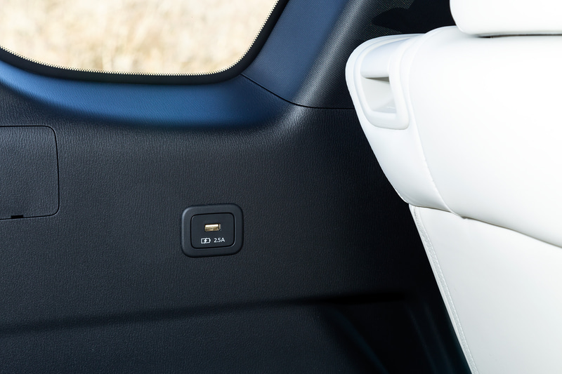 11月の商品改良でオフロード・トラクション・アシストを採用したほか、電動スライドガラスサンルーフや3列目シート用の充電用USB端子といった装備を追加。また、センターディスプレイのサイズを従来の7インチから8インチへと拡大するとともに、塗布型制振材の採用により雨粒がルーフを叩くことで発生する騒音を低減させるといった変更も行なわれた。そのほかラゲッジスペースではサブトランクボックスの容量を拡大している