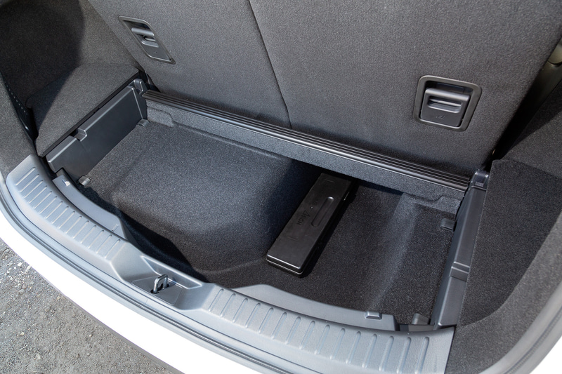 11月の商品改良でオフロード・トラクション・アシストを採用したほか、電動スライドガラスサンルーフや3列目シート用の充電用USB端子といった装備を追加。また、センターディスプレイのサイズを従来の7インチから8インチへと拡大するとともに、塗布型制振材の採用により雨粒がルーフを叩くことで発生する騒音を低減させるといった変更も行なわれた。そのほかラゲッジスペースではサブトランクボックスの容量を拡大している