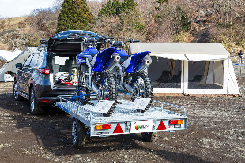 試乗会会場ではライフスタイルを提案する展示も。CX-8では750kg以下のキャンピングトレーラーなどをトーイング（けん引）することが可能