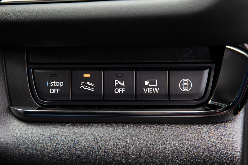 12月12日に発表されたCX-5の商品改良では、4WDとトラクション・コントロール・システム（TCS）の協調によって悪路からのスムーズな脱出をサポートする新開発の「オフロード・トラクション・アシスト」を4WD車に採用。ステアリングの右側にレイアウトされるスイッチ群の1つを押すことで起動し、起動状況はスイッチとメーター内の表示で分かるようになっている