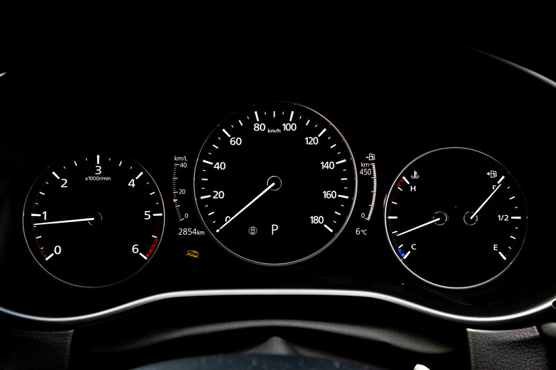 12月12日に発表されたCX-5の商品改良では、4WDとトラクション・コントロール・システム（TCS）の協調によって悪路からのスムーズな脱出をサポートする新開発の「オフロード・トラクション・アシスト」を4WD車に採用。ステアリングの右側にレイアウトされるスイッチ群の1つを押すことで起動し、起動状況はスイッチとメーター内の表示で分かるようになっている