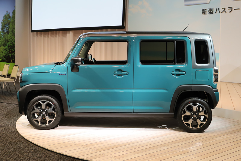 クロスカントリーモデルに見られるような幌やハードトップから発想を得た遊び心あるツートーンカラーを採用