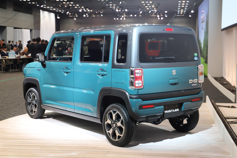 エクステリアデザインは、丸型ヘッドライトとスクエア基調のグリルは特徴的なアイコンとして踏襲。フードを持ち上げることで厚みのあるフロントまわりを表現した。また、ピラーを立ててルーフを長くすることでスクエア型の大きなキャビンを実現。ピラーをボディ同色としてピラーの存在を際立たせることで、力強く、頑丈なイメージとした