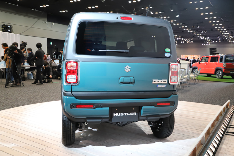 エクステリアデザインは、丸型ヘッドライトとスクエア基調のグリルは特徴的なアイコンとして踏襲。フードを持ち上げることで厚みのあるフロントまわりを表現した。また、ピラーを立ててルーフを長くすることでスクエア型の大きなキャビンを実現。ピラーをボディ同色としてピラーの存在を際立たせることで、力強く、頑丈なイメージとした