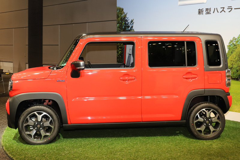 最低地上高180mm、アプローチアングル29度、デパーチャーアングル50度を確保