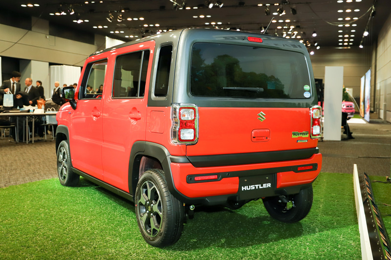 最低地上高180mm、アプローチアングル29度、デパーチャーアングル50度を確保