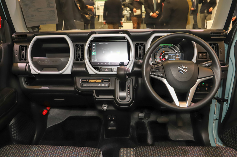 インパネのプロテクションフレームやシートカラーアクセント、ドアトリムガーニッシュ、フロアコンソールトレーなどはキャラクターカラーで統一。こちらは「グレーイッシュホワイト」