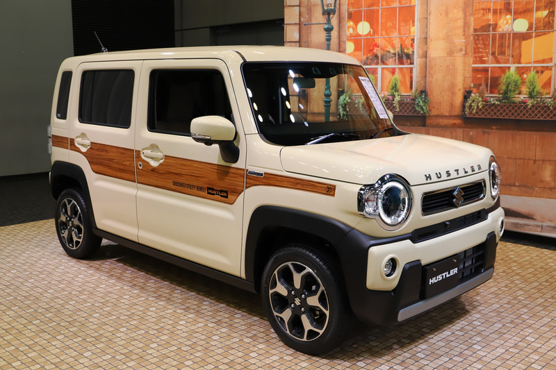 ディーラーオプション装着車も展示。インパネガーニッシュなども「シャンパンゴールド」のものを装着