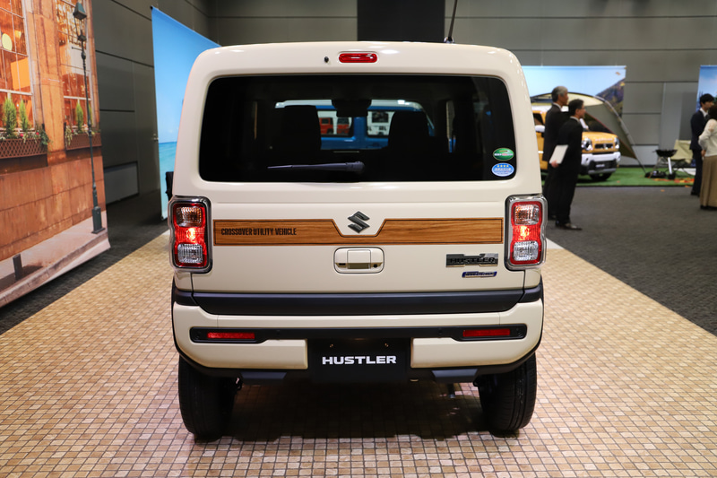 ディーラーオプション装着車も展示。インパネガーニッシュなども「シャンパンゴールド」のものを装着