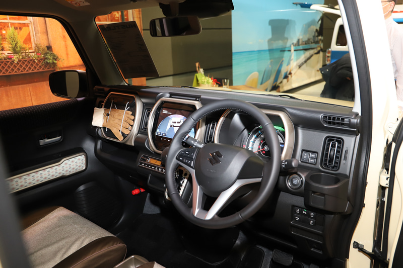 ディーラーオプション装着車も展示。インパネガーニッシュなども「シャンパンゴールド」のものを装着