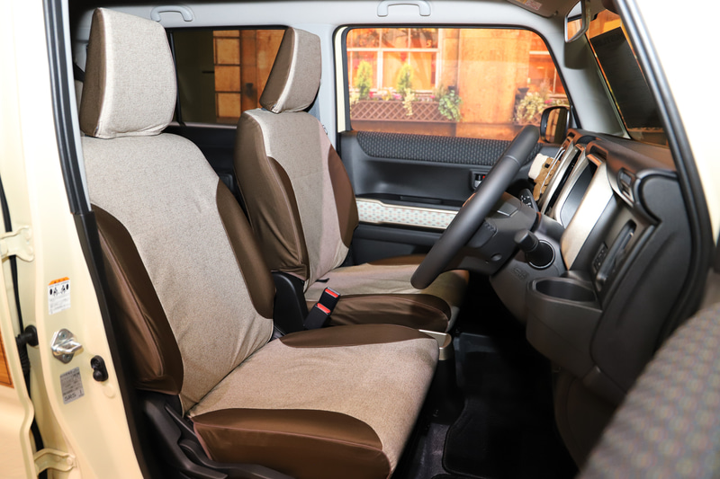 ディーラーオプション装着車も展示。インパネガーニッシュなども「シャンパンゴールド」のものを装着