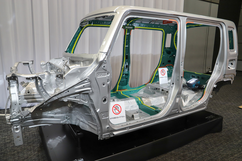 スポット溶接部に「構造用接着剤」をスズキとして初採用したほか、バックドア、センターピラー、サイドドアでそれぞれ「環状立骨構造」を形成して剛性を向上。こもり音や雨音を低減する「高減衰マスチックシーラー」を軽自動車で初めて採用した