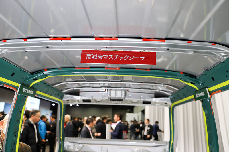 スポット溶接部に「構造用接着剤」をスズキとして初採用したほか、バックドア、センターピラー、サイドドアでそれぞれ「環状立骨構造」を形成して剛性を向上。こもり音や雨音を低減する「高減衰マスチックシーラー」を軽自動車で初めて採用した