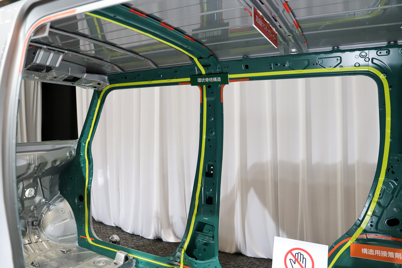 スポット溶接部に「構造用接着剤」をスズキとして初採用したほか、バックドア、センターピラー、サイドドアでそれぞれ「環状立骨構造」を形成して剛性を向上。こもり音や雨音を低減する「高減衰マスチックシーラー」を軽自動車で初めて採用した