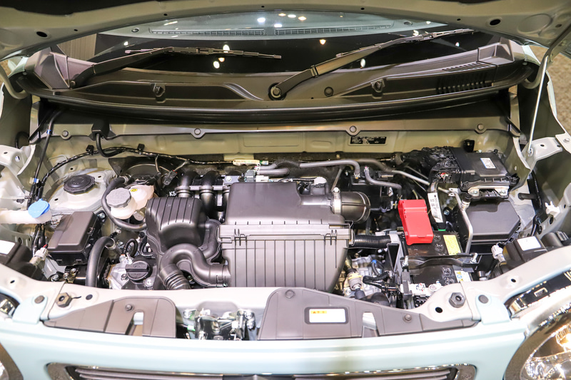 自然吸気モデルは新開発の直列3気筒DOHC 0.66リッター「R06D」型エンジンを搭載。最高出力36kW（49PS）/6500rpm、最大トルク58Nm（5.9kgfm）/5000rpmを発生する。ターボモデルには、最高出力47kW（64PS）/6000rpm、最大トルク98Nm（10.0kgfm）/3000rpmを発生する直列3気筒DOHC 0.66リッター「R06A」型エンジンを搭載。新型ハスラーでは両モデルともマイルドハイブリッドを組み合わせる。トランスミッションは新開発のCVT