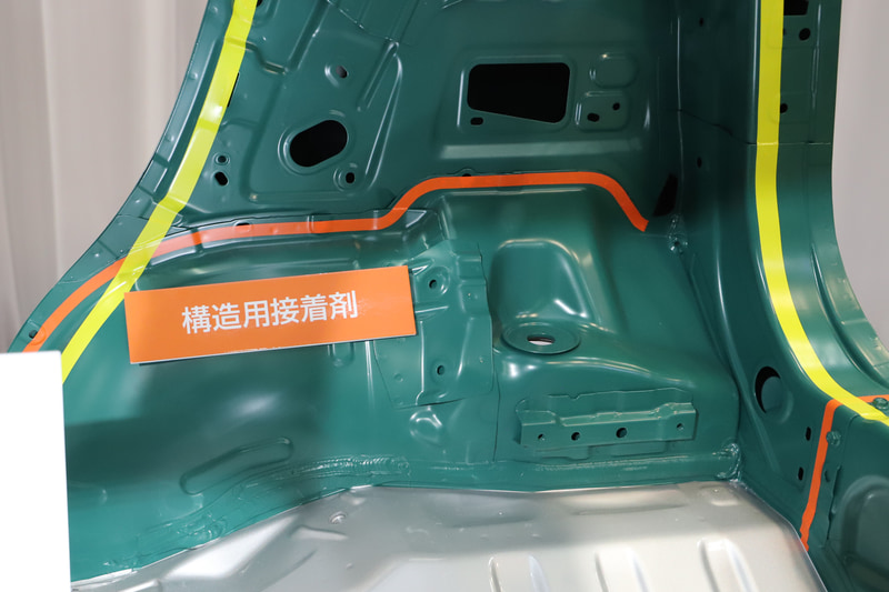 スポット溶接部に「構造用接着剤」をスズキとして初採用したほか、バックドア、センターピラー、サイドドアでそれぞれ「環状立骨構造」を形成して剛性を向上。こもり音や雨音を低減する「高減衰マスチックシーラー」を軽自動車で初めて採用した