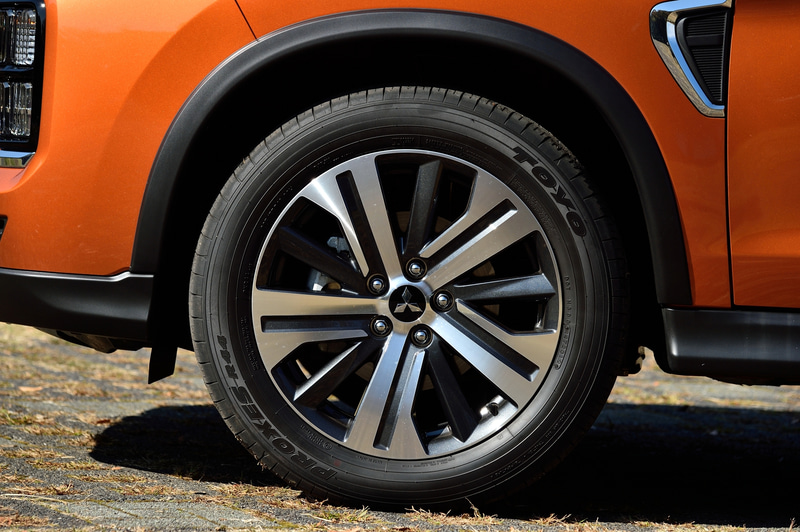 一部改良で新たに採用された18インチアルミホイール。タイヤはTOYO TIRE製の「プロクセス R44」（225/55R18）を装着する