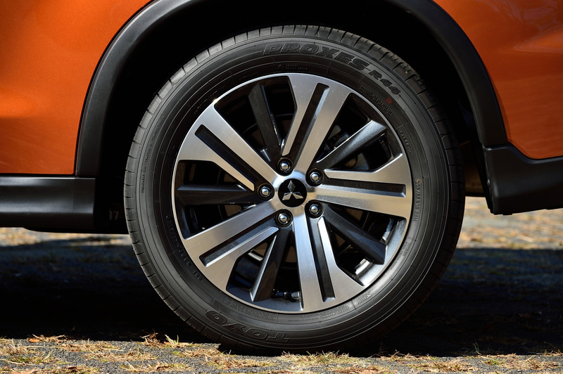 一部改良で新たに採用された18インチアルミホイール。タイヤはTOYO TIRE製の「プロクセス R44」（225/55R18）を装着する