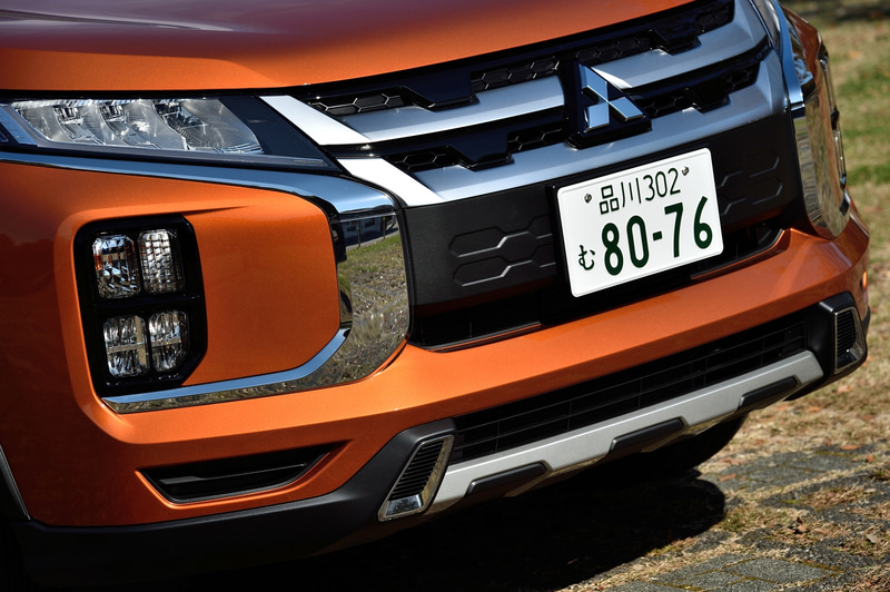 フロントバンパー下側にシルバー塗装のプロテクターを設定