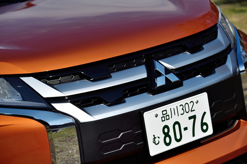 アッパーグリルにもシルバー加飾を設定して力強さを強調している