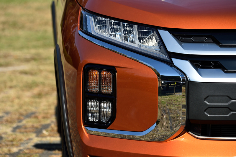 バンパーの両側にウインカーとフォグランプを縦型配置