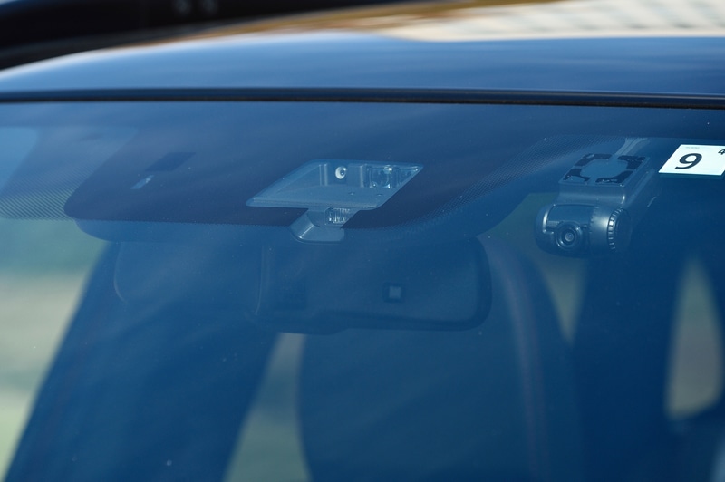 フロントウィンドウのカメラで障害物を認識し、ペダルの踏み間違いなどによる誤発進の抑制機能を新たに採用