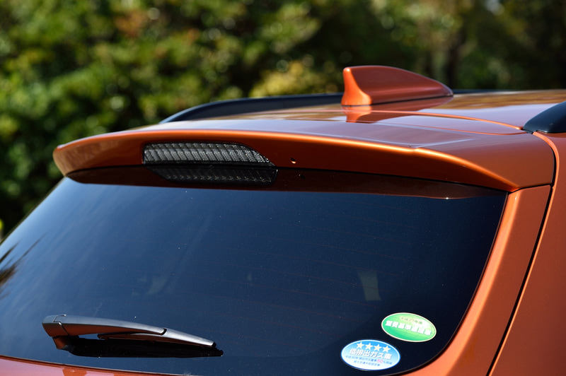 シャークフィンアンテナとリアスポイラーは全車標準装備