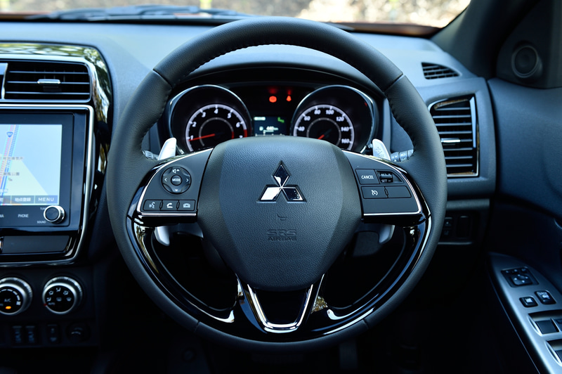 ピアノブラック加飾を備えた本革ステアリングを標準装備。「M」グレードでも本革巻シフトノブ、スマートフォン連携ナビゲーションとセットでオプション装着が可能