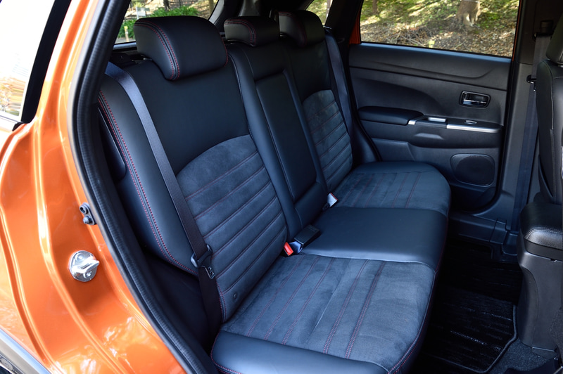 試乗車のシートはメーカーオプションのコンビネーションシート（スエード調素材×合成皮革）となっていた。運転席パワーシート、運転席・助手席シートヒーターとセットで14万8500円高