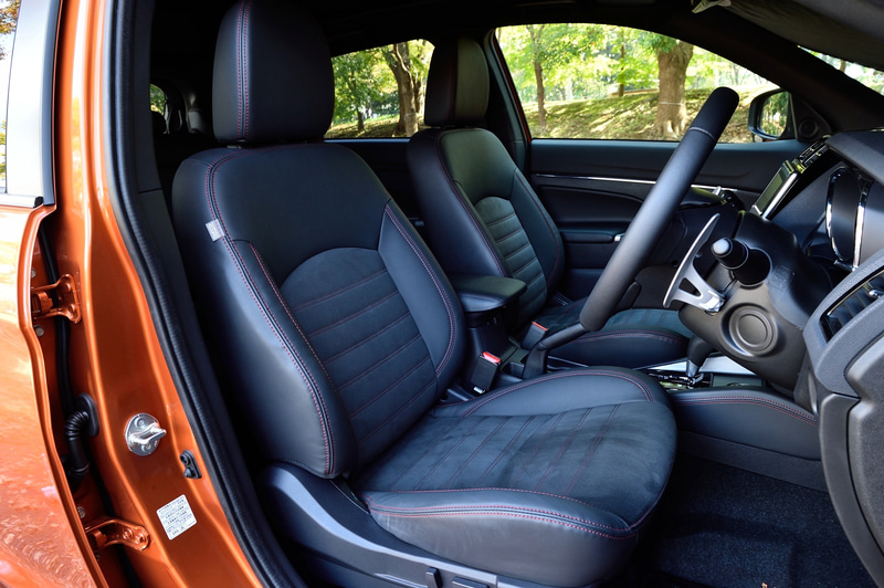 試乗車のシートはメーカーオプションのコンビネーションシート（スエード調素材×合成皮革）となっていた。運転席パワーシート、運転席・助手席シートヒーターとセットで14万8500円高