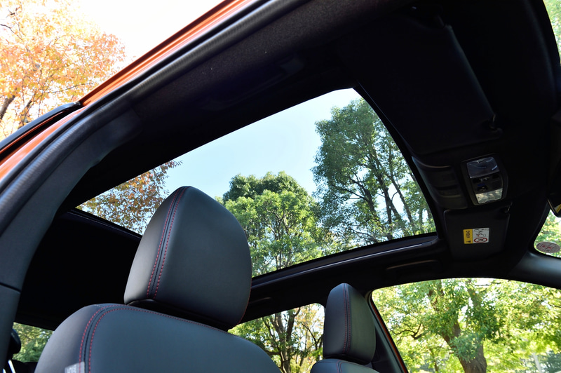 前後どちらの席にも開放感を与える「パノラマガラスルーフ」は「G」グレード専用のオプション装備