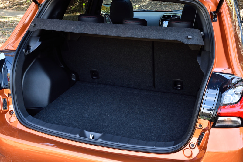 ラゲッジスペースのフロア下に標準装備のパンクタイヤ応急修理キットを配置。スペアタイヤも1万1000円高でメーカーオプション設定。トノカバー（1万3486円高）と三角停止表示板（3300円高）はディーラーオプション