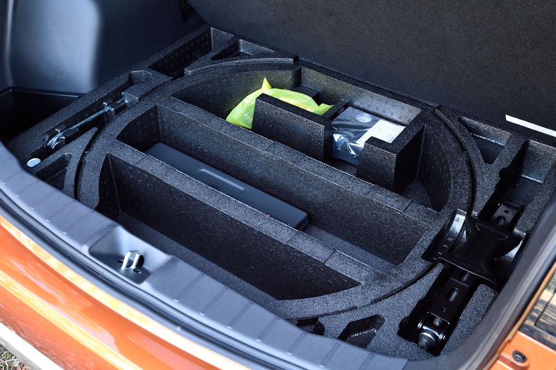 ラゲッジスペースのフロア下に標準装備のパンクタイヤ応急修理キットを配置。スペアタイヤも1万1000円高でメーカーオプション設定。トノカバー（1万3486円高）と三角停止表示板（3300円高）はディーラーオプション