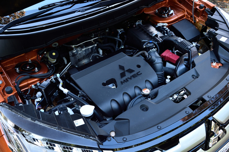 「4J10」型の直列4気筒OHC 1.8リッター自然吸気エンジンは、最高出力102kW（139PS）/6000rpm、最大トルク172Nm（17.5kgfm）/4200rpmを発生。CVTの「INVECS-III」に「Mポジション」が設定され、より積極的にスポーツモードを活用できるようにした