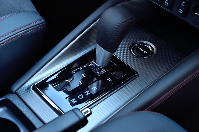 「4J10」型の直列4気筒OHC 1.8リッター自然吸気エンジンは、最高出力102kW（139PS）/6000rpm、最大トルク172Nm（17.5kgfm）/4200rpmを発生。CVTの「INVECS-III」に「Mポジション」が設定され、より積極的にスポーツモードを活用できるようにした