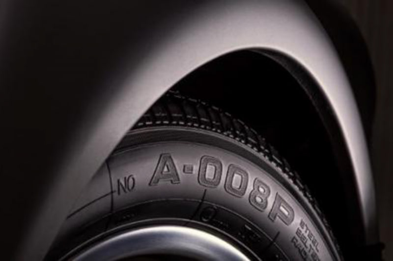 タイヤのサイドには、承認を示す「NO」マークが刻印される