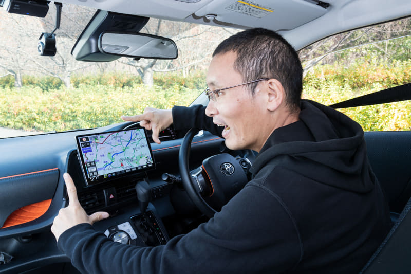 10V型の画面のインパクトはかなりのもの