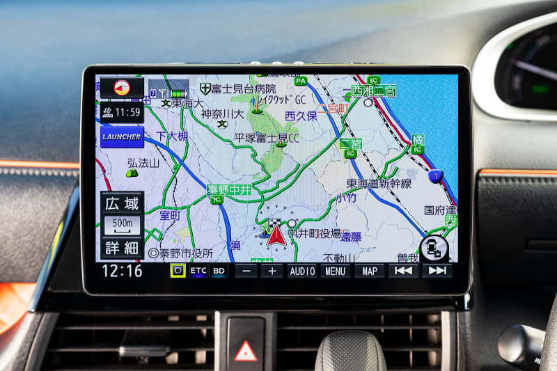 狭額縁にしたおかげで、以前の9V型のモデルとフレームサイズは変わらないまま