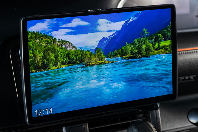 映像を高精細に表示するHD解像度。輝度は700カンデラに高めた