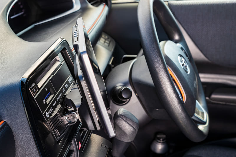 手前側に飛び出たフローティング構造を採用